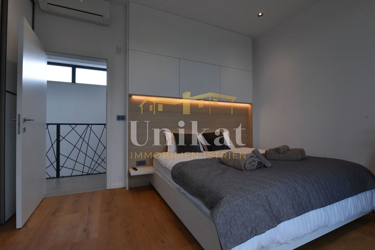 Villa moderna circondata dal verde con vista sul mare